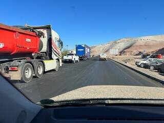Fila de carro e caminhões em estrada da Chile a caminho de Iquique (Foto: Paulo Cruz)
