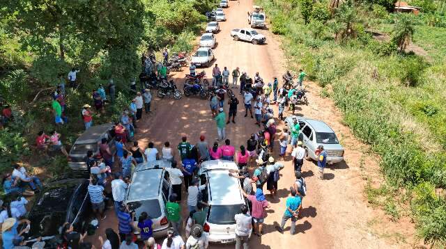 Para pedir asfalto, moradores fecham estrada que liga Aquidauana a distrito