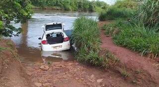 Veículo conduzido por Eraldo foi encontrado às margens do Rio Dourados. (Foto: Direto das Ruas)