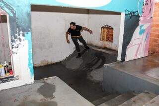 Mini pista de skate foi construída para rolês na galeria. (Foto: Juliano Almeida)