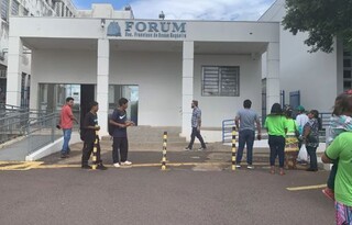 Grupo que saiu de Antônio João para acompanhar júri em frente ao Fórum de Presidente Prudente (Foto: reprodução TV Fronteira)