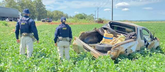 Picape carregada com maconha capota durante persegui&ccedil;&atilde;o e motorista foge 