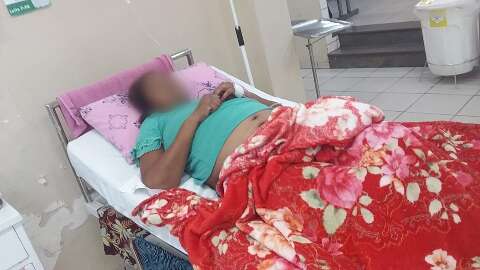 Sem alimentação e fraldas, mulher aguarda ser transferida para hospital