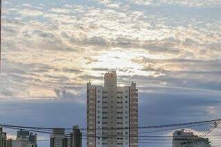 Sol tenta aparecer entre nuvens no céu de Campo Grande (Foto: Marcos Maluf)