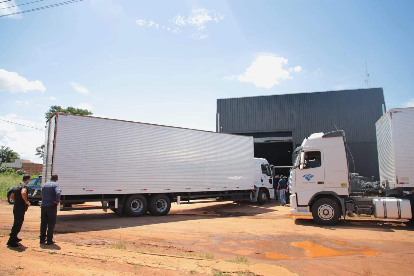 Operação da PF fecha depósito que distribuía pneus do Paraguai para 3 lojas 