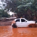 Após chuva, moradores do Centenário fazem “bico” desatolando carros
