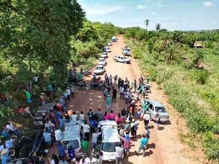 Para pedir asfalto, moradores fecham estrada que liga Aquidauana a distrito