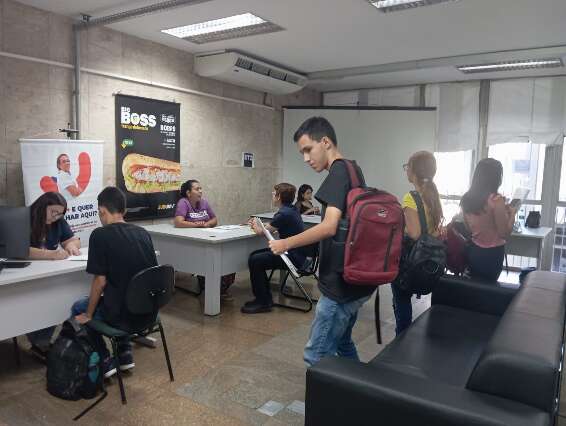 Jovens em busca do 1º emprego são maioria em feirão que segue até o fim da tarde