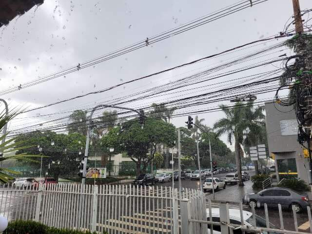 Chuva cai em bairros da regi&atilde;o central na tarde desta ter&ccedil;a-feira 