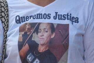 Foto da vítima estampada em camisetas que a família vestia na porta do tribunal (Foto: Marcos Maluf)