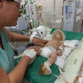 “O coraçãozinho quase não aguentou”: bebê espera vaga de UTI há três dias