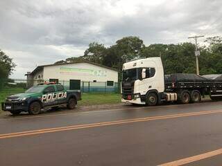 Caminhão apreendido com 30 quilos de baterias irregulares (Foto: Polícia Militar Ambiental)