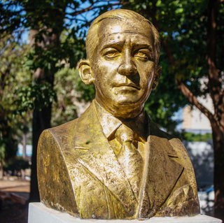 Busto de Ary Coelho fica posicionado no Paço Municipal. (Foto: Divulgação/PMCG)