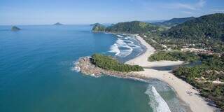 Litoral paulista, a praia de Juquehy, em São Sebastião, é um bom destino nacional para conhecer nas férias de verão (Foto: Reprodução)