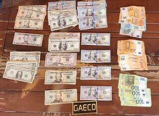 Dólares e euros apreendidos na casa de um dos alvos (Foto: Gaeco/Divulgação)