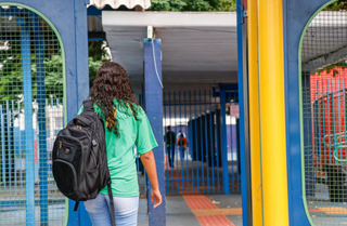 Estudante entra em escola da rede estadual de Mato Grosso do Sul, em Campo Grande (Foto: Henrique Kawaminami | Arquivo)