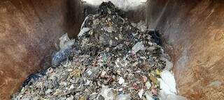 São retiradas mensalmente cerca de 75 toneladas de resíduos de forma imprópria.