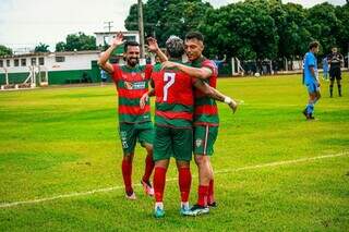 Jogadores da Portuguesa comemoram gol na Série B (Foto: Luciano Siqueira/AA Portuguesa)