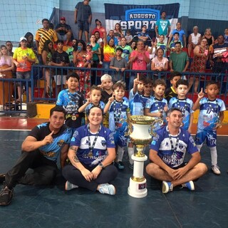 Membros, jogadores e torcidas do time Augusto Sports/Colégio Impacto (Foto: Divulgação)