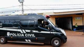 Furgão da Polícia Civil chegando com presos ao Centro de Triagem Anísio Lima, em Campo Grande, com parte dos alvos da operação (Foto: Alex Machado)