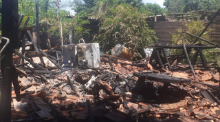 Casa e móveis foram destruídos pelo fogo (Foto: Direto das Ruas) 