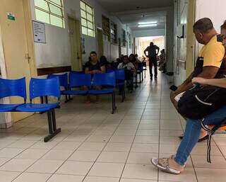 Pacientes aguardando atendimento na USF Tiradentes (Foto: Bruna Marques)