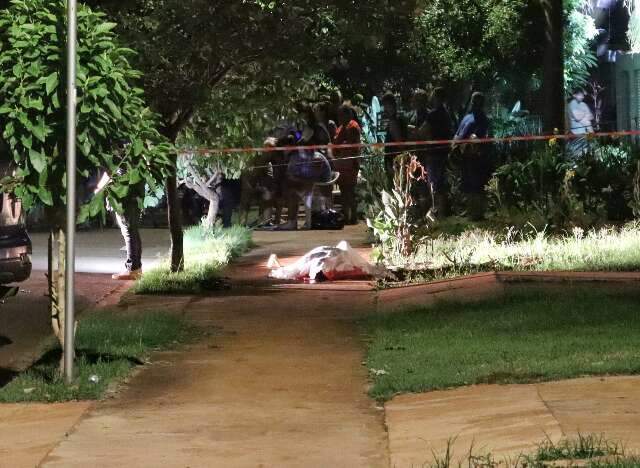 Homem &eacute; surpreendido por atirador e morre com tiro na cabe&ccedil;a