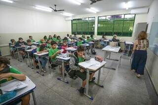 Alunos estudam em sala de aula de escola pública de Mato Grosso do Sul (Foto: Marcos Maluf)