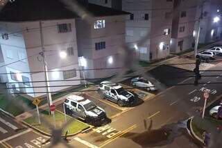 Viatura da Polícia Militar em condomínio onde ocorreu morte. (Foto: Direto das Ruas)
