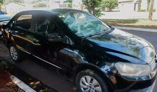 Veículo com os vidros destruídos estacionado em frente à delegacia (Foto: Alex Machado)