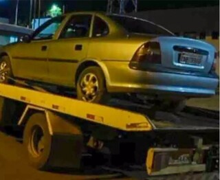 Veículo sobre guincho depois de suspeitos serem mortos em Sidrolândia.
