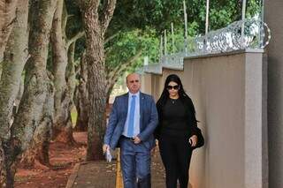 Acompanhada do advogado Jefferson Vila Nova, Kellen Lis Oliveira da Silva prestou depoimentos na manhã desta quinta-feira (30). (Foto: Paulo Francis)