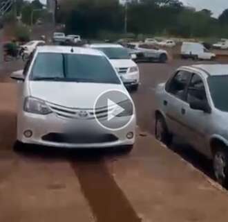 Morador fica indignado ao flagrar carro estacionado em piso tátil no Amambaí