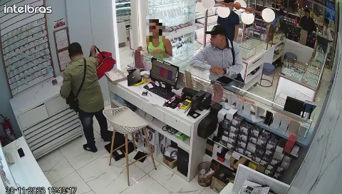 Câmera de segurança registra roubo em joalheria da Capital
