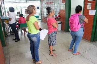 Fila em frente à sala onde responsáveis por alunos podem votar (Foto: Juliano Almeida)
