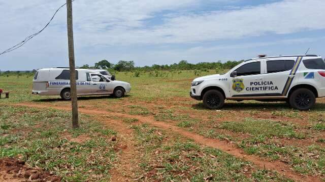 Homem &eacute; morto com golpes de enxada depois de discutir com colega