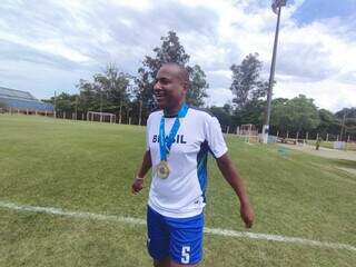 Jefferson Luiz, 47 anos com o ouro do Parapan (Foto: Alison Silva)
