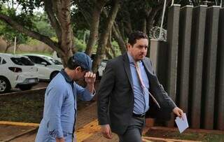 Advogado Marcos Barbosa (terno) chega com homem que irá prestar depoimento (Foto: Paulo Francis)