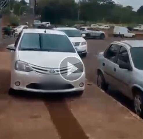 Morador fica indignado ao flagrar carro estacionado em piso t&aacute;til no Amamba&iacute;