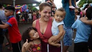 Kassielly com os filhos Renan, de 7 meses, e Débora, de 4 anos. (Foto: Alex Machado)