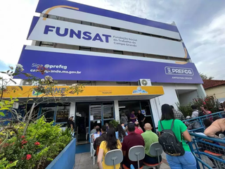 Pessoas aguardam por atendimento na sede da Funsat, situada na Rua 14 de Julho. (Foto: Demilson Secreta/Funsat)