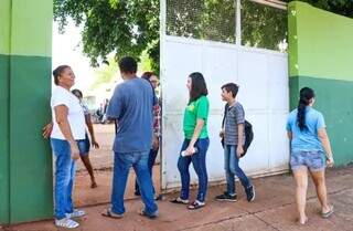 Pais e alunos entrando em escola estaudal, em Campo Grande (Foto: Henrique Kawaminami/Arquivo)