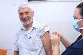Idoso recebe vacina contra a covid-19 em unidade básica de saúde. (Foto: Denilson Secreta/Sesau)