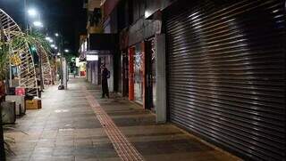 Rua 14 de Julho sem movimento e com lojas fechadas no período noturno (Foto: Alex Machado/Arquivo)