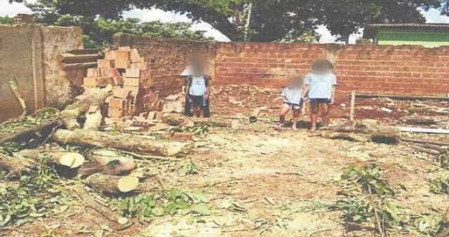 M&atilde;e passa sete dias de resguardo, volta e encontra casa demolida