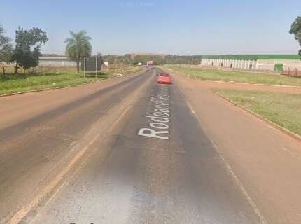 Caminhão invade pista, colide em carro e uma pessoa morre na BR-262