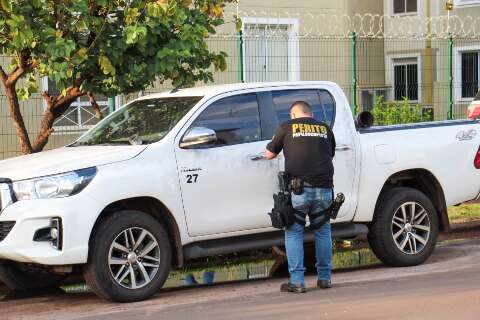 Aberta, caminhonete roubada surge em frente a condomínio do Rita Vieira