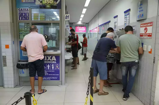 Apostadores sendo atendidos em lotérica da Capital. (Foto: Arquivo/Campo Grande News)