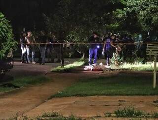 Corpo de Moizes e movimentação policial no local onde homicídio aconteceu (Foto: Osmar Daniel Veiga)