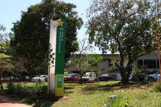 Fachada da Secretaria Estadual de Saúde, no Parque dos Poderes, em Campo Grande. (Foto: Arquivo/Henrique Kawaminami)